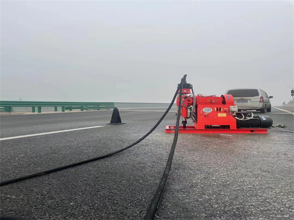 三角镇马路路基路面开裂下沉注浆加固灌浆