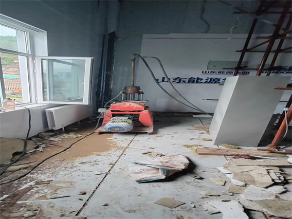 三角镇地基基础下沉墙体裂缝加固注浆顶升施工